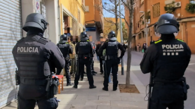 Policía Local de Santa Coloma de Gramenet en un desalojo.