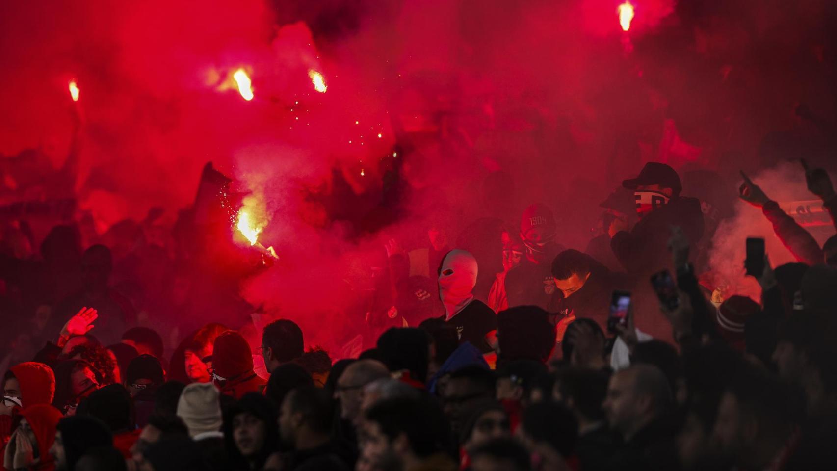 La afición del Benfica enciende bengalas en Da Luz tras la expulsión de Cubarsí