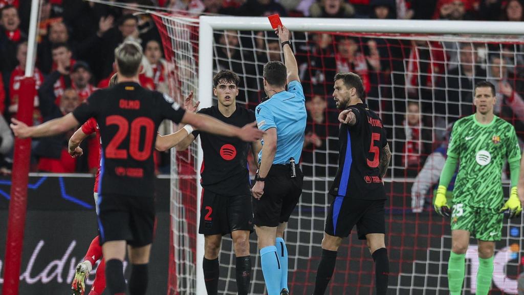 Félix Swayer expulsa a Pau Cubarsí durante el Benfica-Barça