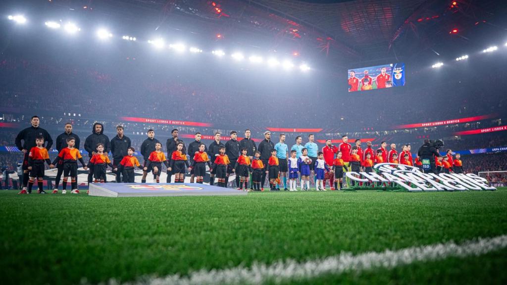 Los jugadores de Barça y Benfica antes del partido de liguilla de la Champions League