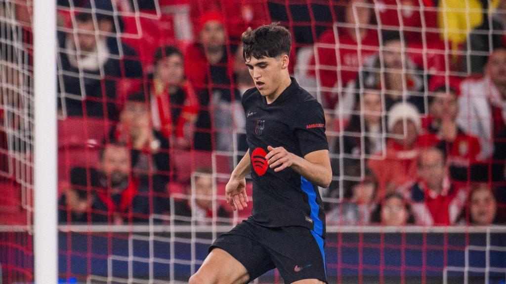 Pau Cubarsí da un pase en el Benfica-Barça, antes de la expulsión