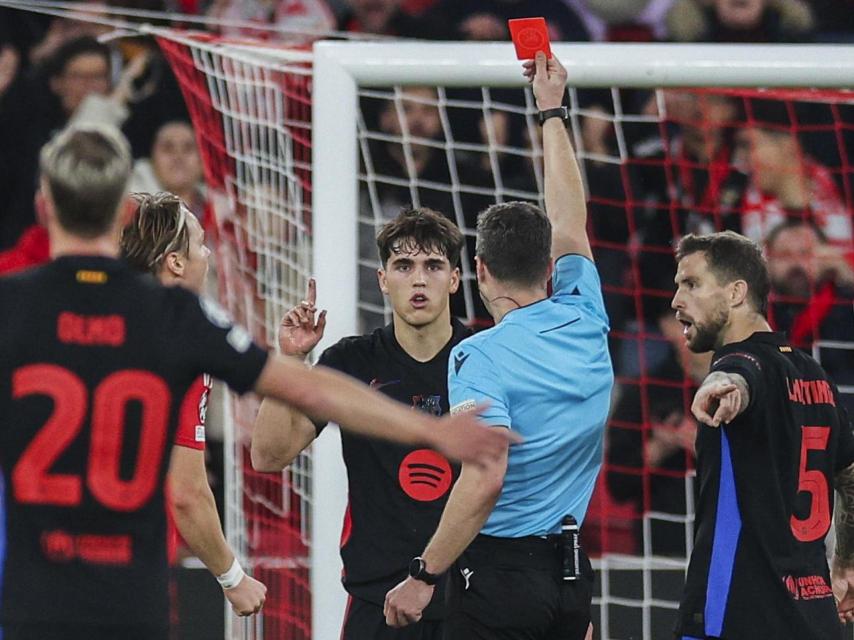 Pau Cubarsí, expulsado por Félix Swayer en el Benfica-Barça de Champions League