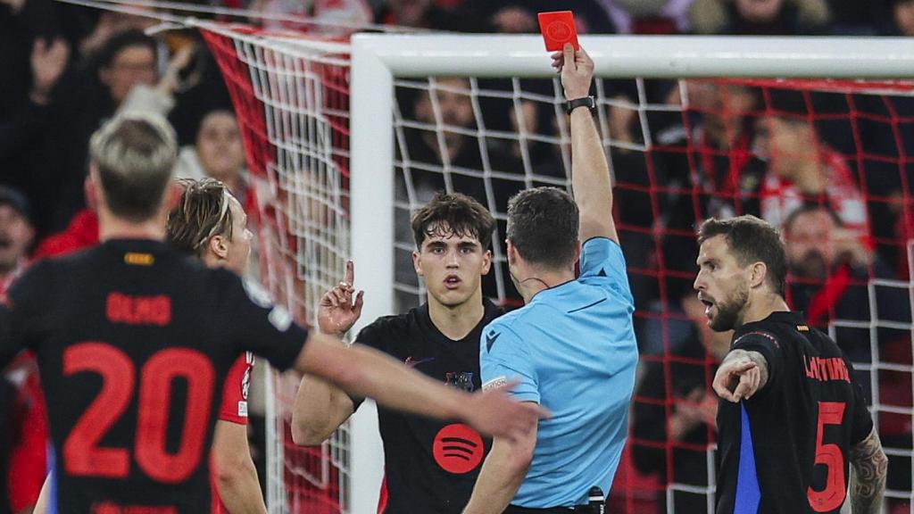 Pau Cubarsí, expulsado por Félix Swayer en el Benfica-Barça de Champions League