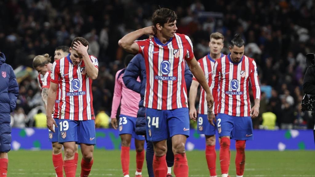 Los jugadores del Atlético de Madrid se marchan cabizbajos tras perder contra el Real Madrid en la ida de los octavos de final de la Champions League