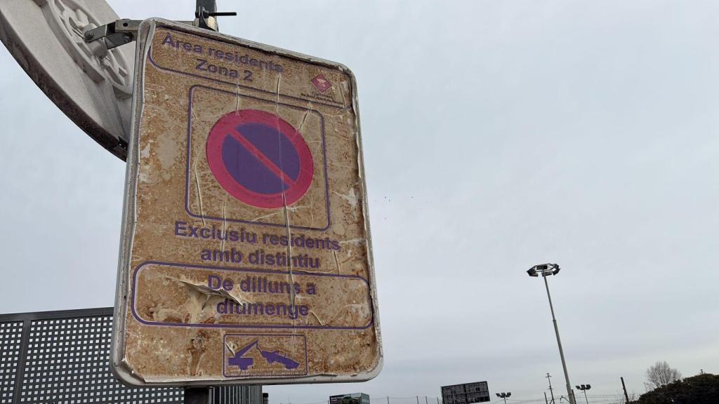 Antiguo cartel para estacionamiento de residentes en el Besòs