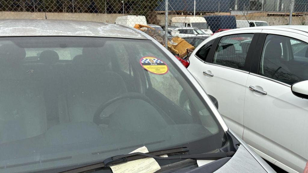 Un coche abandonado en el Parque 2 del Besòs