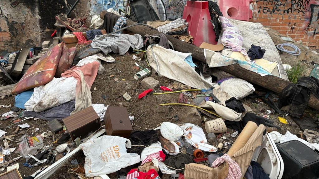 Suciedad en el solar municipal de Sant Adrià