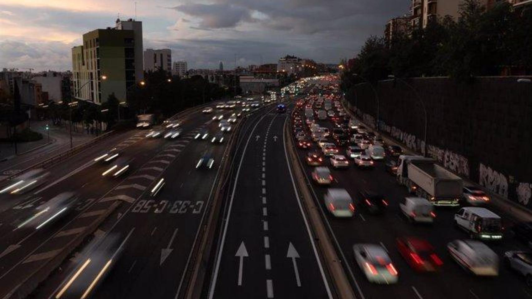 Tráfico en la entrada a Barcelona por la avenida Meridiana