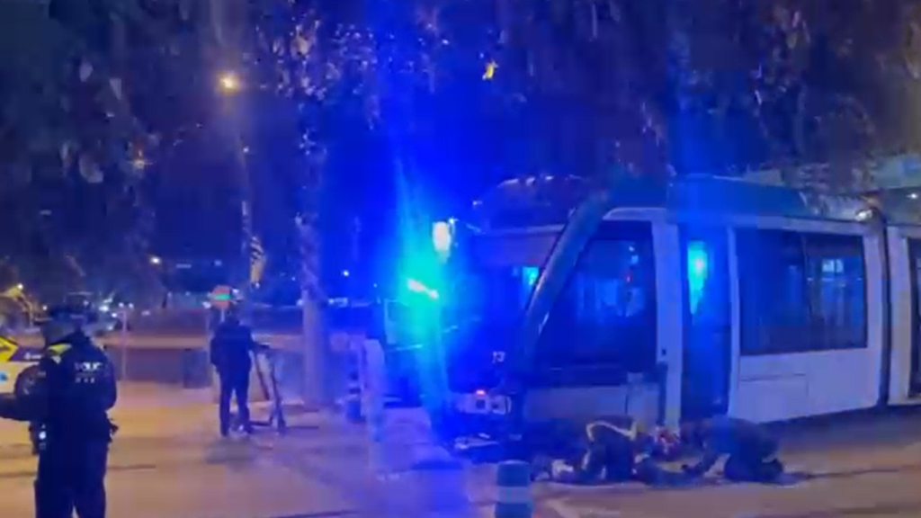 Un tranvía descarrila tras chocar con una furgoneta