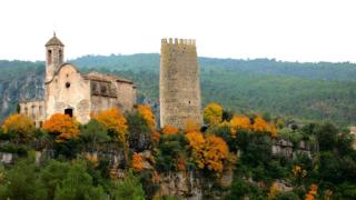 Vistas del castillo y la iglesia de Pontils