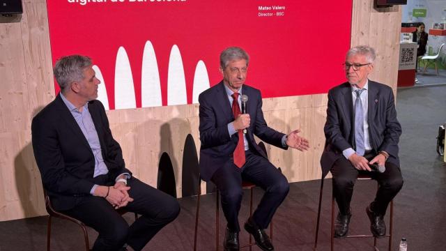El investigador del BCS, Fernando Cucchetti (i), el ceo de MWCapital, Francesc Fajula (c) y el director del BSC, Mateo Valero (d) presentan los nuevos casos del gemelo digital de Barcelona.