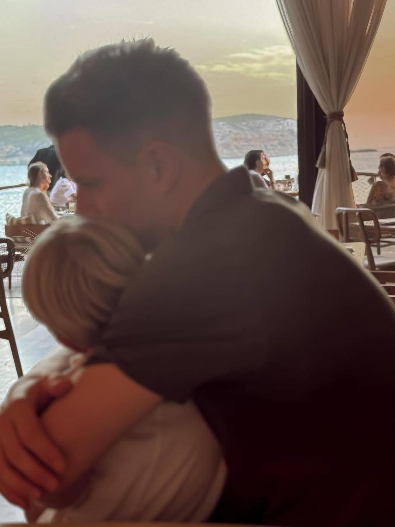 Ter Stegen abraza a Tom, su primer hijo con Daniela
