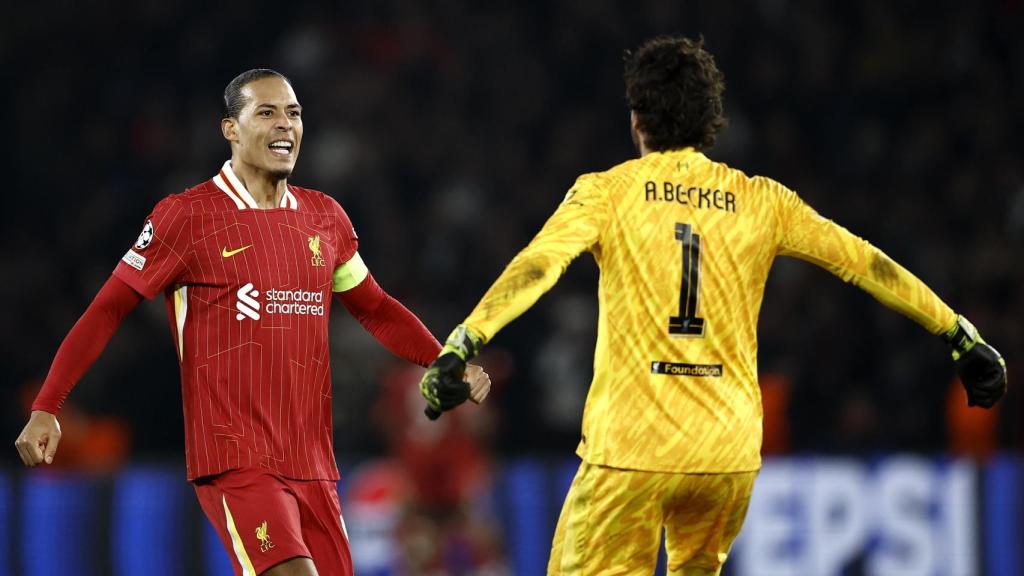 Virgil Van Dijk felicita a Alisson Becker por su exhibición contra el PSG en la Champions League