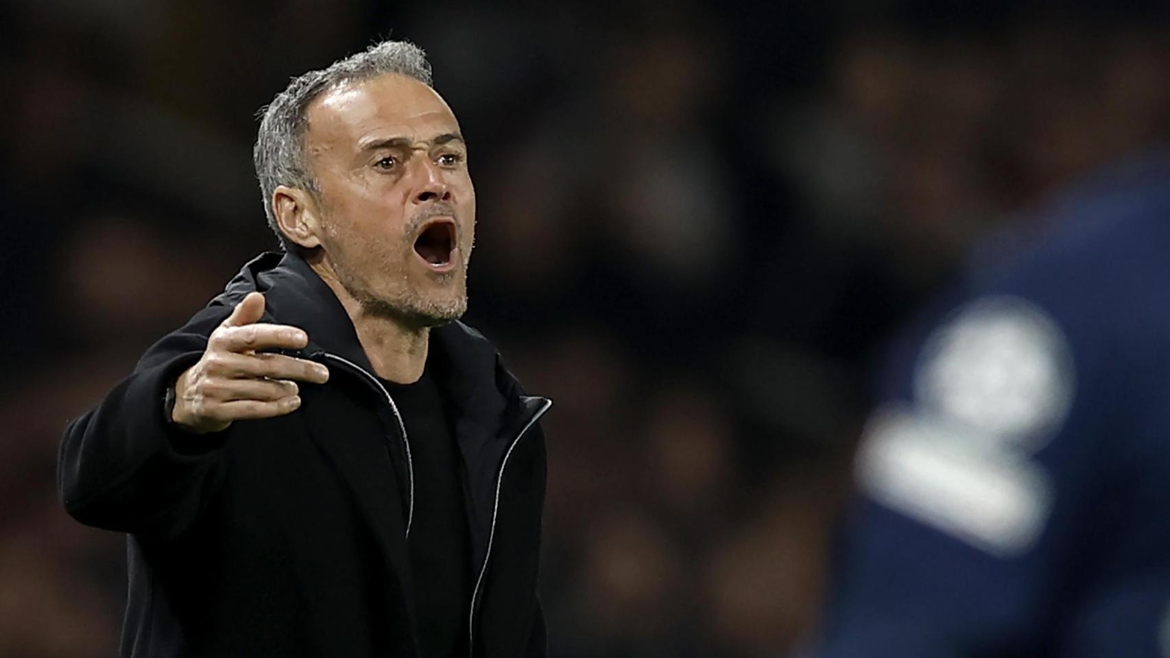 Luis Enrique da instrucciones a los jugadores del PSG en el partido de Champions League contra el Liverpool