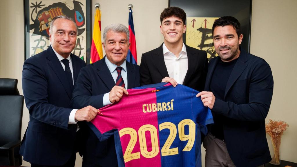 Rafa Yuste, Joan Laporta, Pau Cubarsí y Deco, en la firma del nuevo contrato del central del Barça