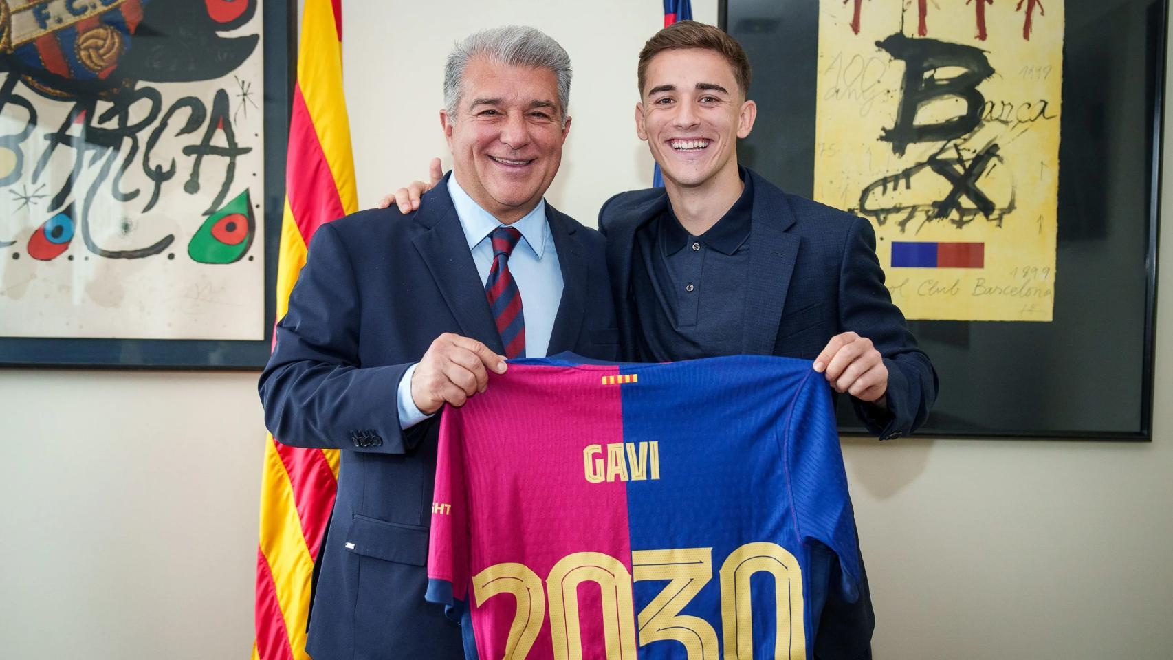 Joan Laporta acompaña a Gavi en la firma de su nuevo contrato con el Barça