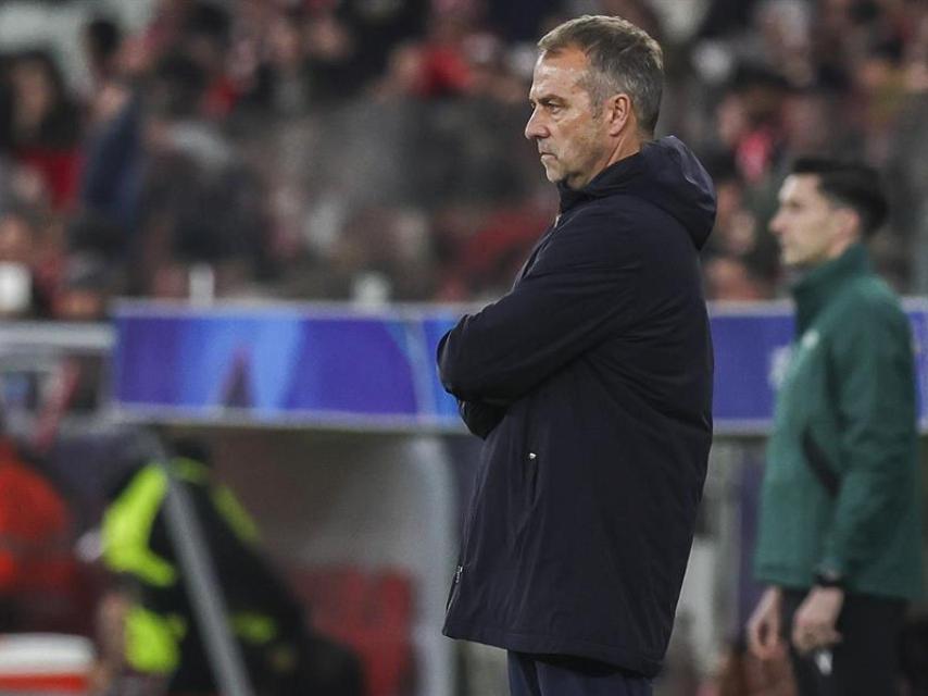 El técnico Hansi Flick, contemplativo