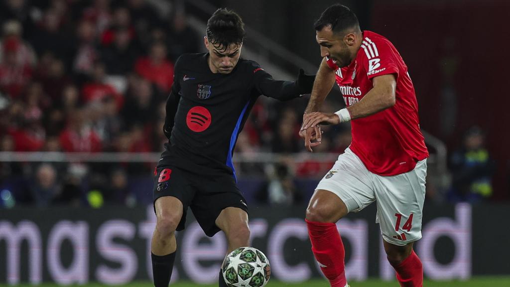 Pedri encara a Pavlidis en el Benfica-Barça de Champions League
