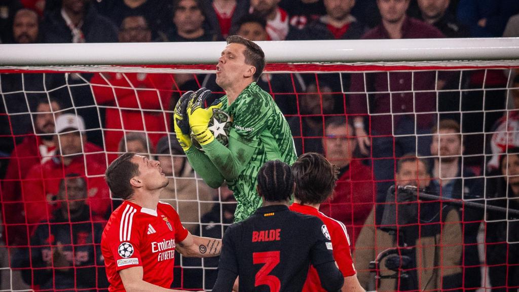 Wojciech Szczesny atrapa un balón aéreo durante el Benfica-Barça