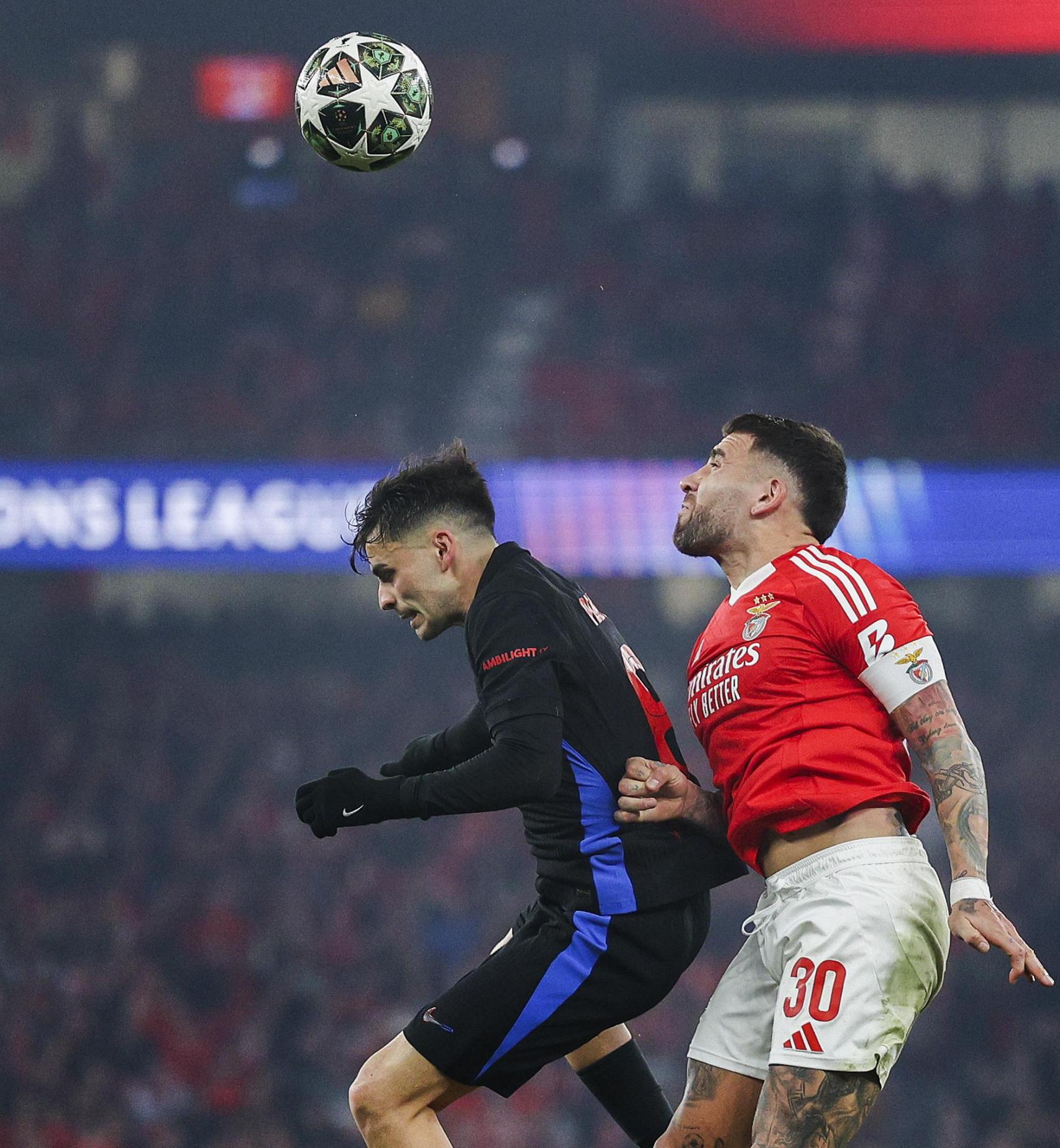 Pedri pugna en el salto por un balón aéreo con Nicolás Otamendi