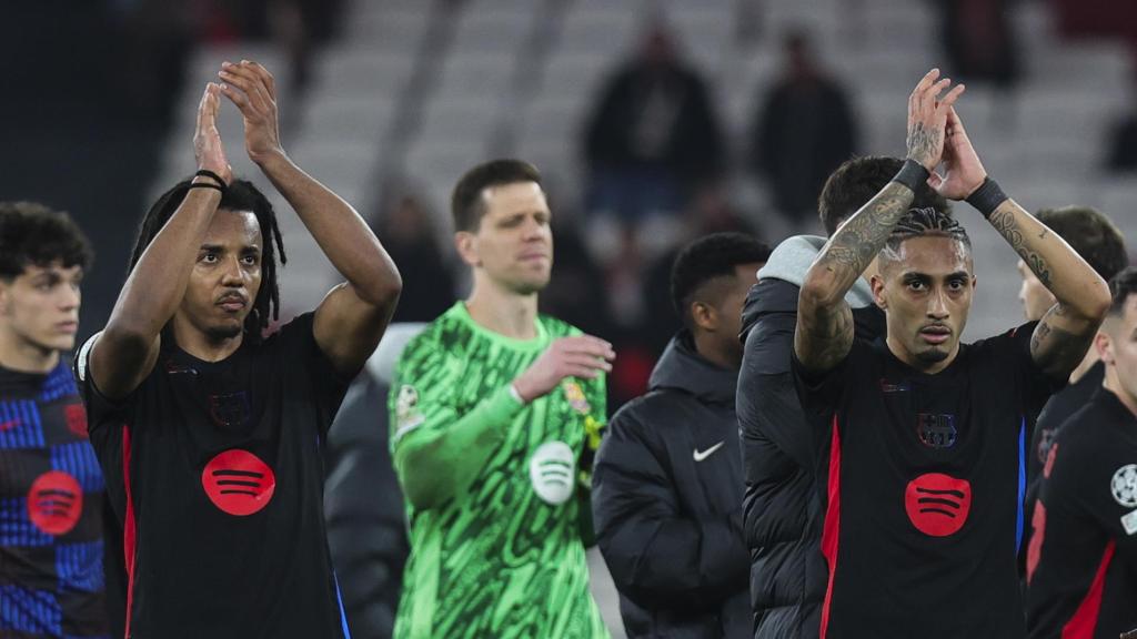Raphinha, Jules Koundé. Wojciech Szczesny y los suplentes del Barça aplauden a la afición tras superar al Benfica en Champions League