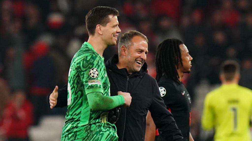 Hansi Flick abraza a Szczesny tras su gran actuación en Lisboa