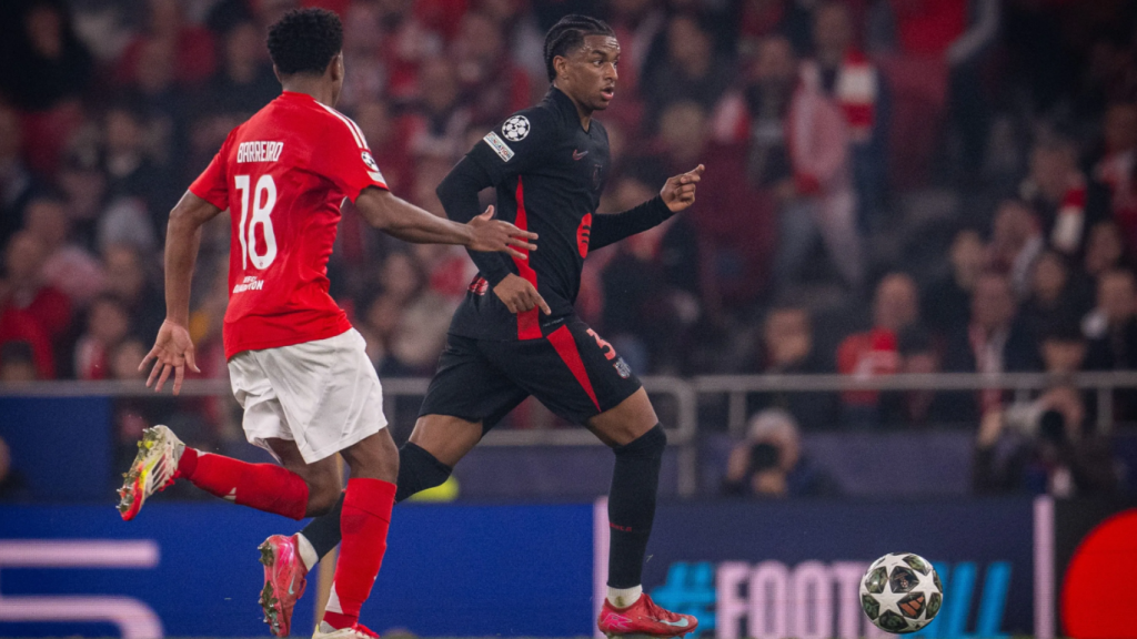 Alejandro Balde conduce el balón en el Benfica-Barça