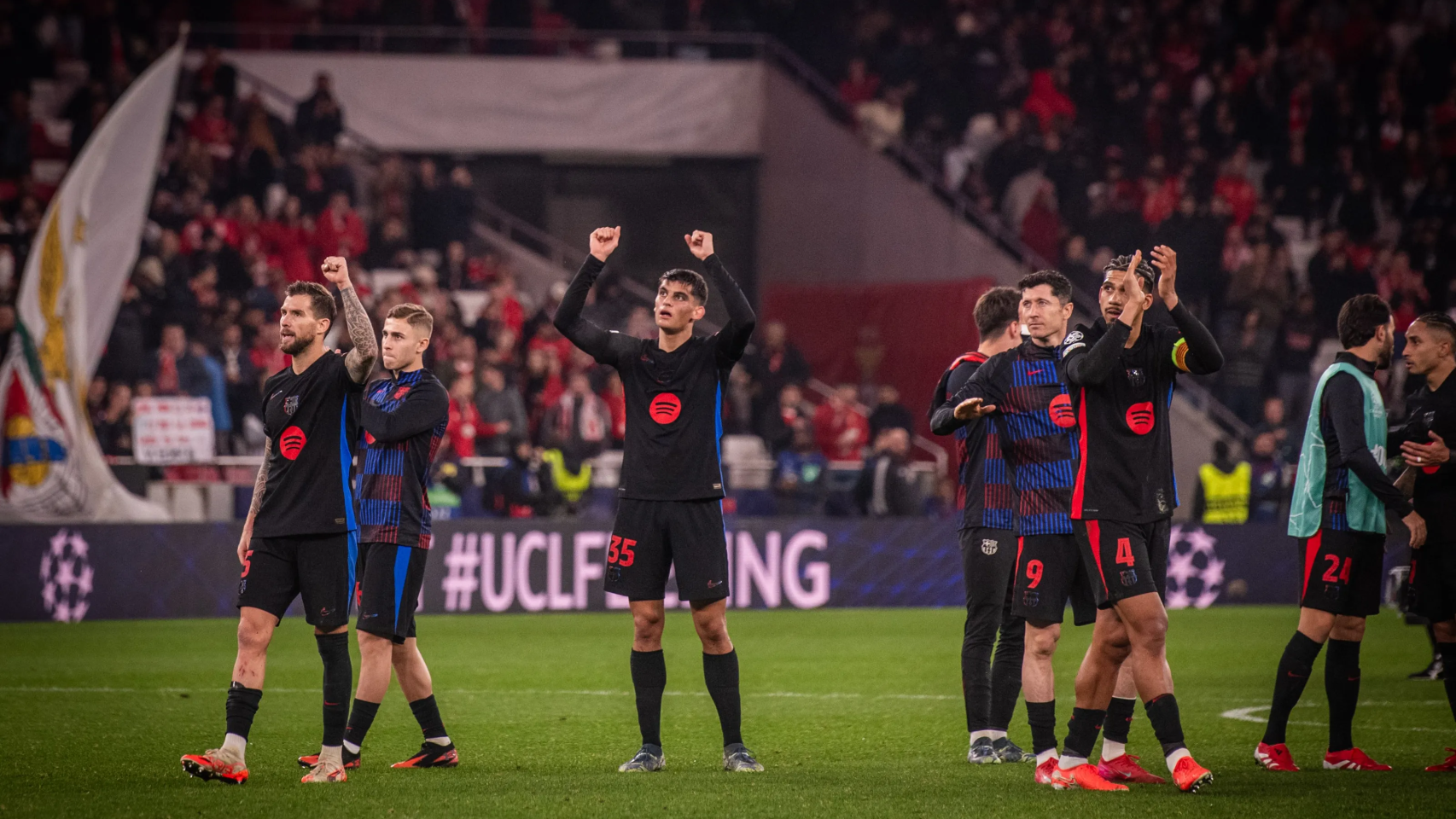 Los jugadores del Barça aplauden a la afición desplazado hasta Lisboa