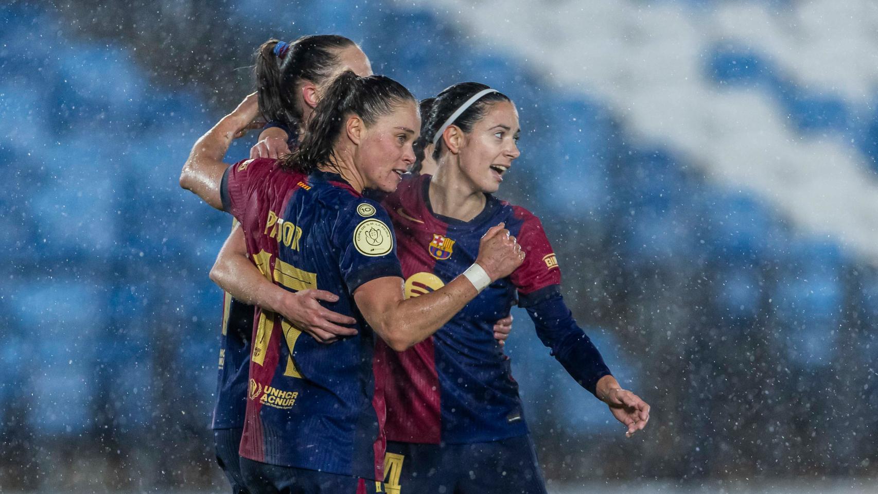 El Barça Femenino celebra, bajo la lluvia, la aplastante victoria contra el Real Madrid