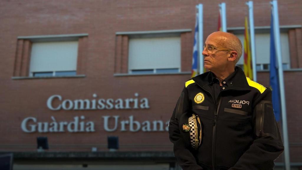 Fotomontaje del Superintendente provisional, Félix Martínez, con la comisaría de Guardia Urbana de Badalona de fondo