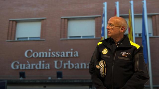 Fotomontaje del Superintendente provisional, Félix Martínez, con la comisaría de Guardia Urbana de Badalona de fondo