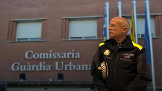 Fotomontaje del Superintendente provisional, Félix Martínez, con la comisaría de Guardia Urbana de Badalona de fondo