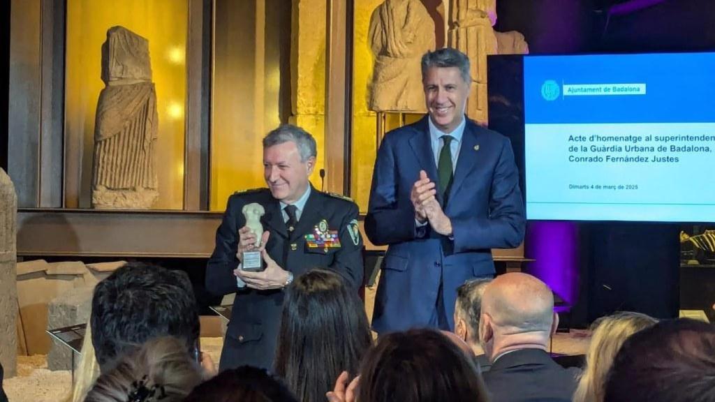 Conrado Fernández y Albiol en el acto homenaje al jubilado mando en Badalona