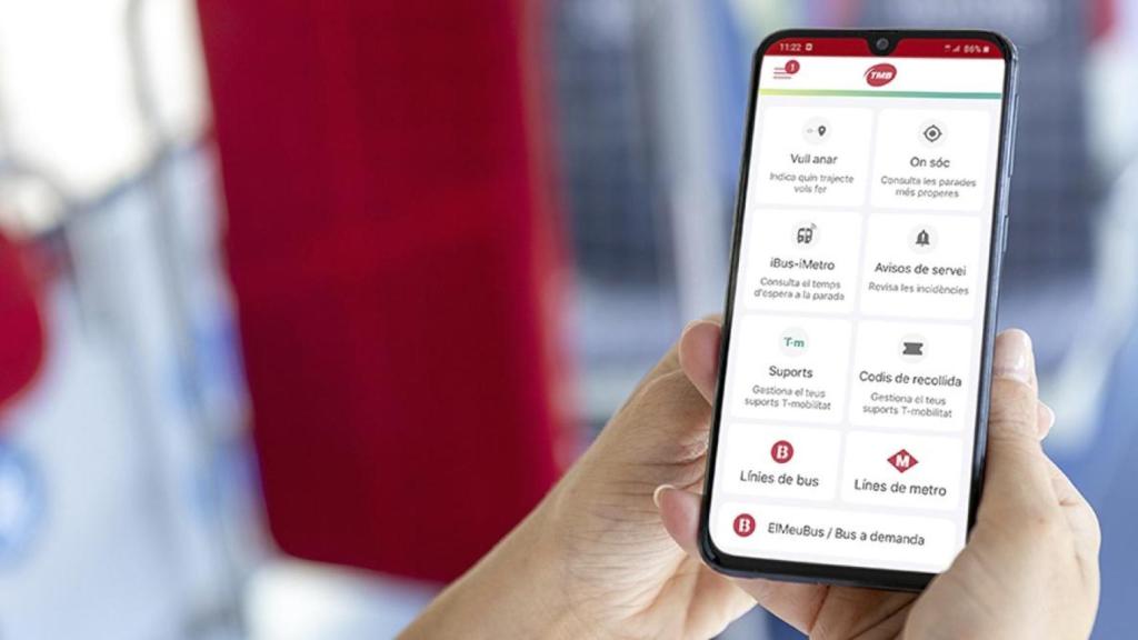 Un usuari navega per l'aplicació de TMB