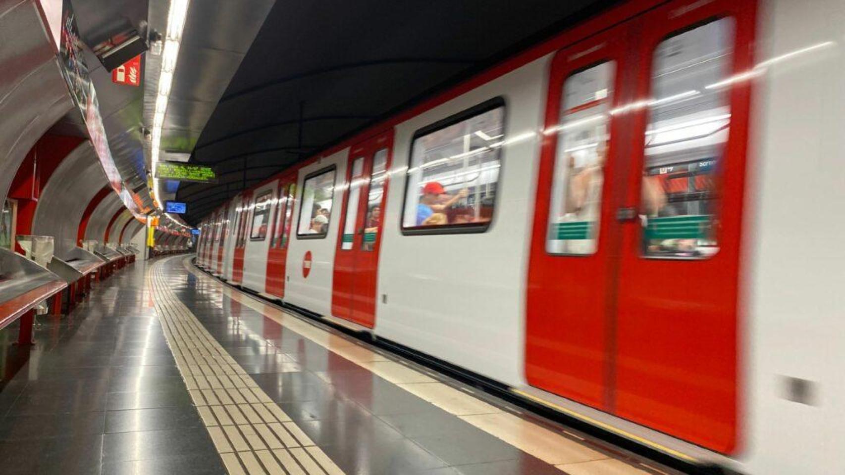 Metro en circulación en una imagen de archivo