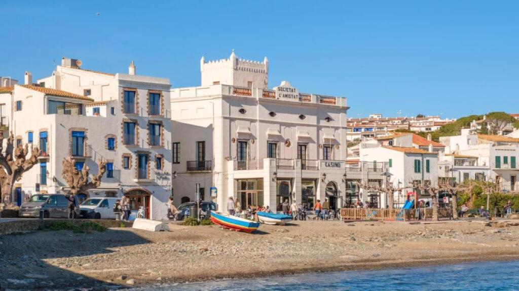 Vistas de la playa de Cadaqués