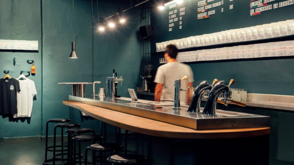 Interior de la cafetería NOMAD, en Poblenou