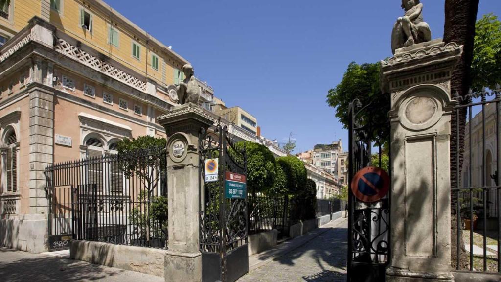 Entrada al pasaje Permanyer desde Pau Claris, con el número 2 de la vía a la izquierda de la imagen