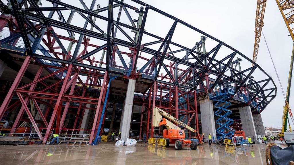 La estructura metálica que sujetará la tercera grada del nuevo Camp Nou