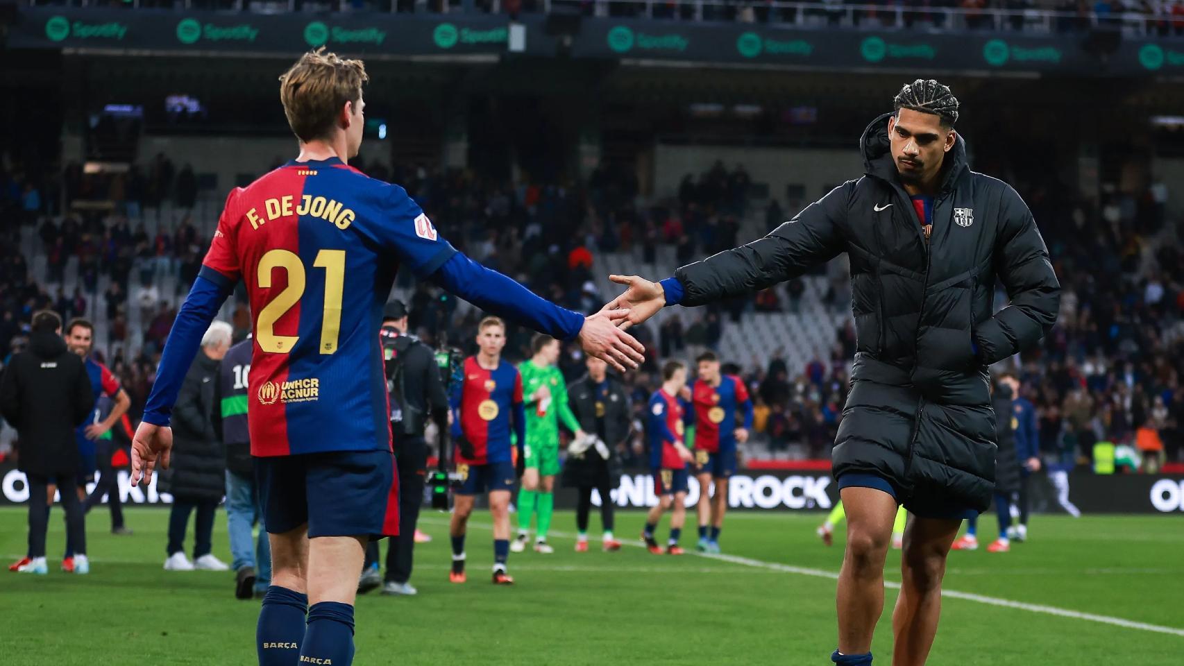 El saludo entre Frenkie de Jong y Ronald Araujo, después del partido contra la Real Sociedad en Montjuïc