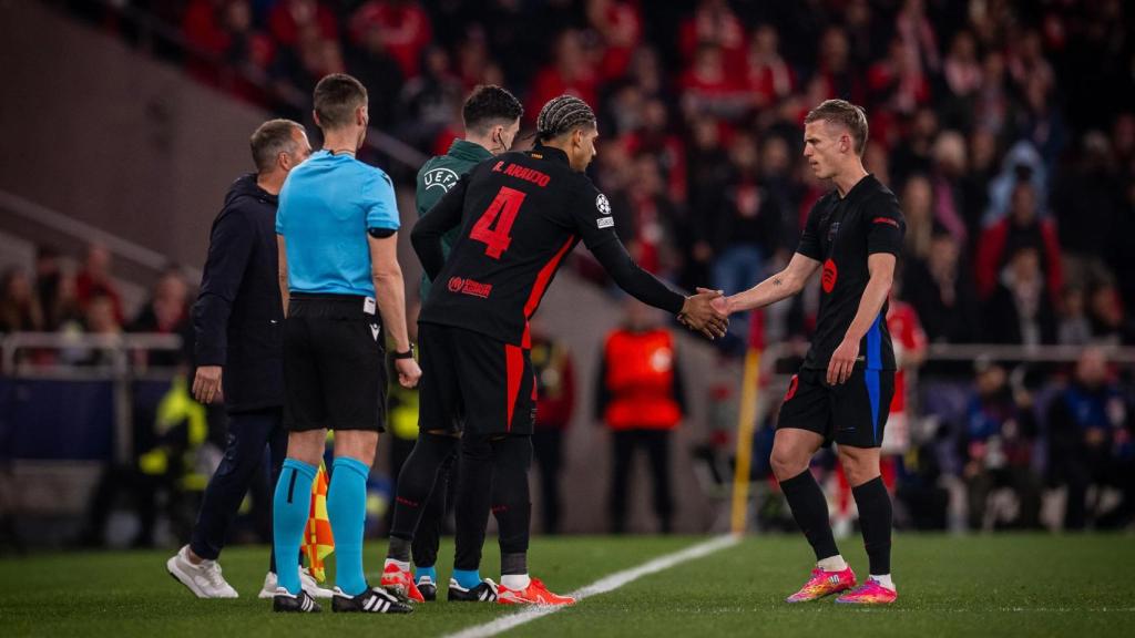 Ronald Araujo entra por Dani Olmo en el Benfica-Barça