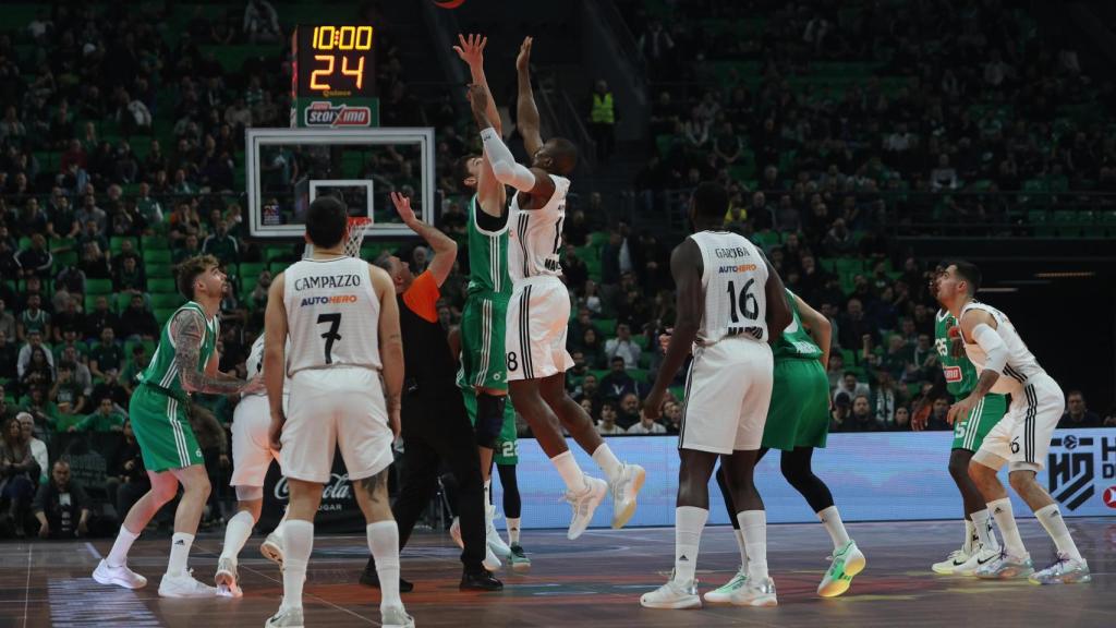 Serge Ibaka, en el salto inicial del Panathinaikos-Real Madrid de basket