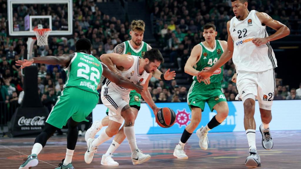 Facundo Campazzo trata de superar a Jerian Grant en el Panathinaikos-Real Madrid de basket
