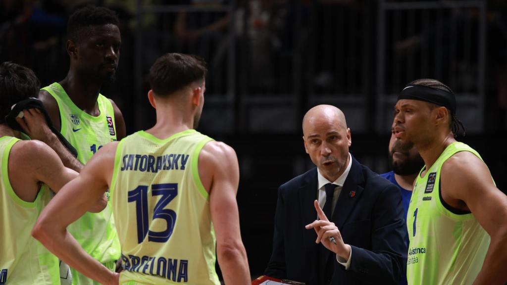 Joan Peñarroya da indicaciones a los jugadores del Barça de basket contra el Alba Berlín