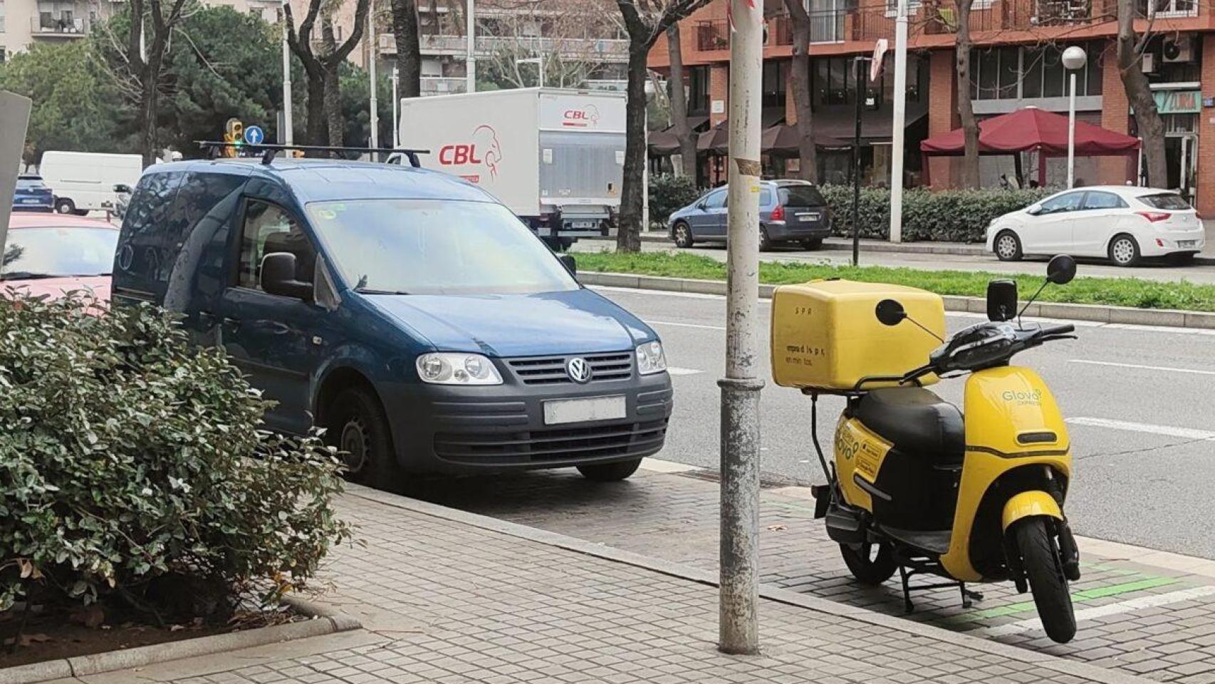 Una moto de Glovo aparcada
