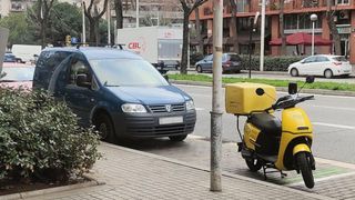 Una moto de Glovo aparcada
