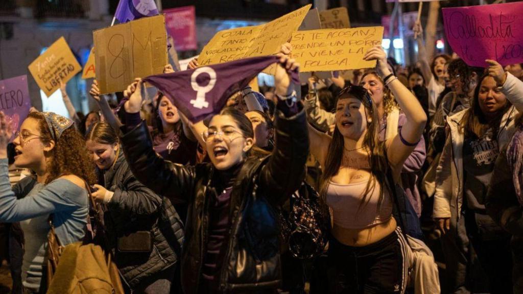 Un grup de dones participen a la manifestació del 8M a Barcelona, al 2024 (Europa Press)