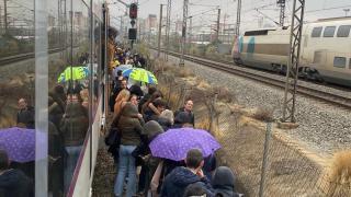 Personas en las vías de la R2 de Rodalies por una incidencia en Bellvitge