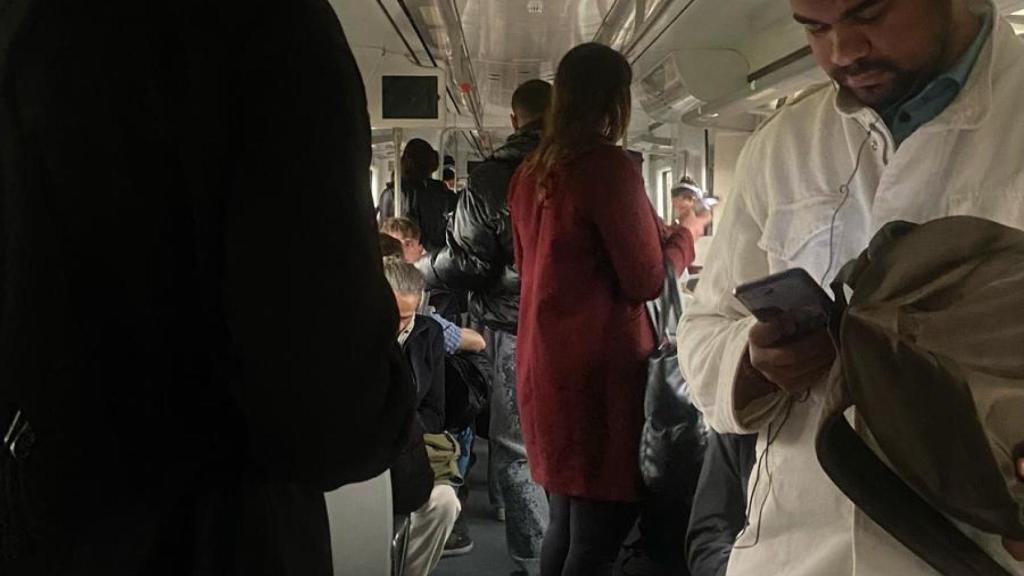 Usuarios de la R2 de Rodalies, detenidos por una incidencia en Bellvitge