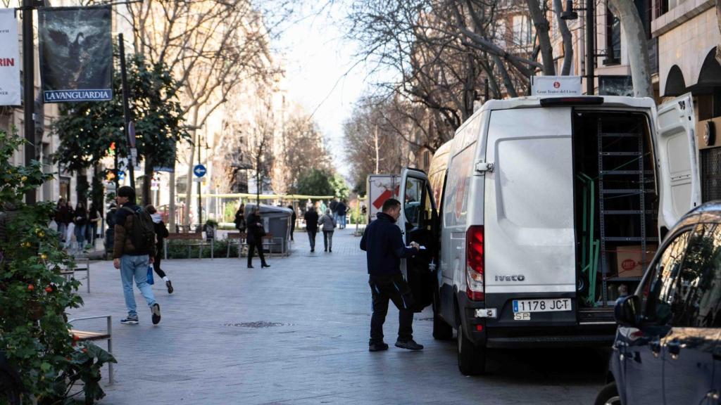 Coches y furgonetas en la calle Consell de Cent, en el Eixample